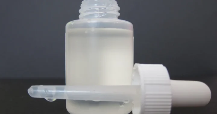 Frasco con cuentagotas de sérum facial con ácidos exfoliantes para la rutina de noche