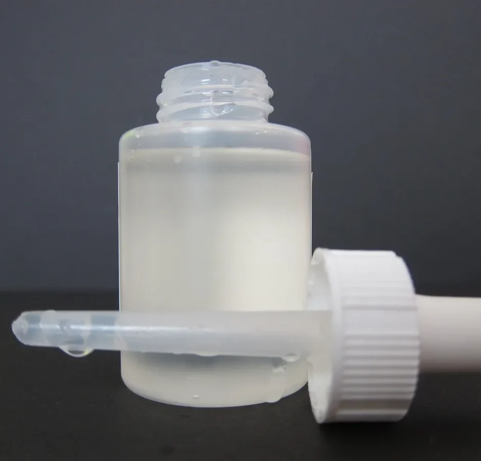 Frasco con cuentagotas de sérum facial con ácidos exfoliantes para la rutina de noche
