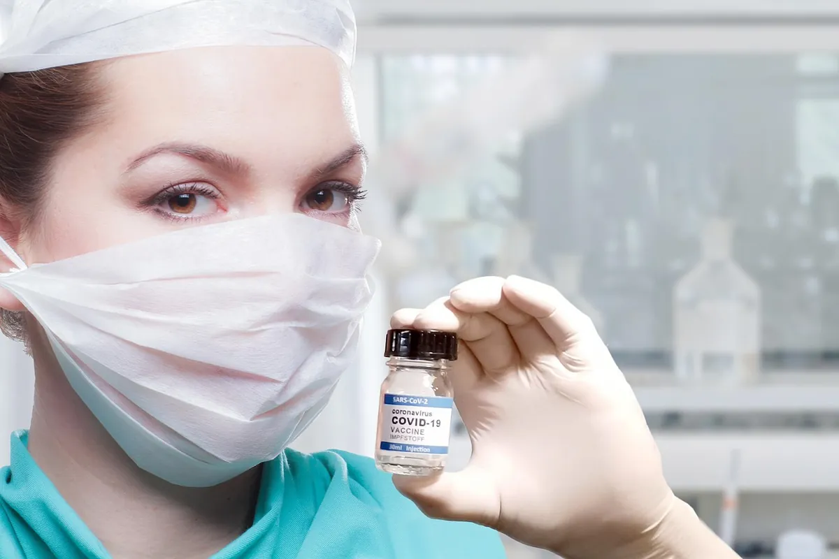 Mujer aplicando un sérum exfoliante en la cara dentro de su rutina facial