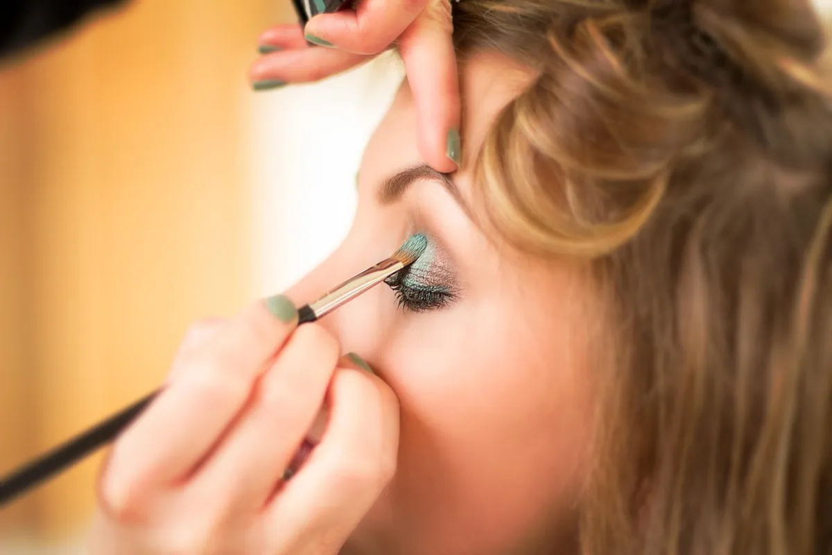 Mujer aplicándose un sérum facial como parte de su rutina de mañana o de noche