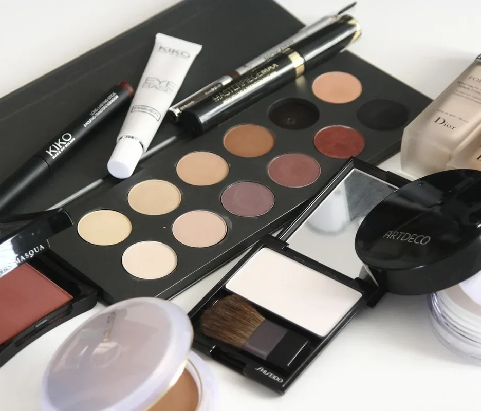 Paleta de correctores de colores para neutralizar ojeras