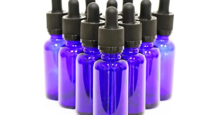 Frasco de sérum con cuentagotas, el formato habitual de la niacinamida para piel grasa