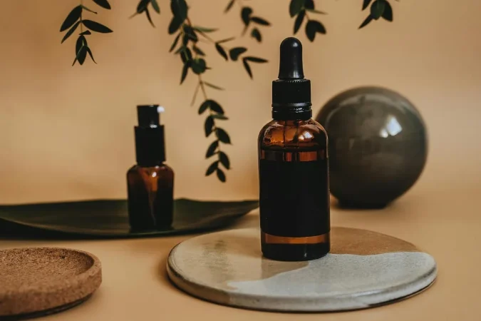 Frasco de sérum facial con cuentagotas, como los que se usan para la vitamina C