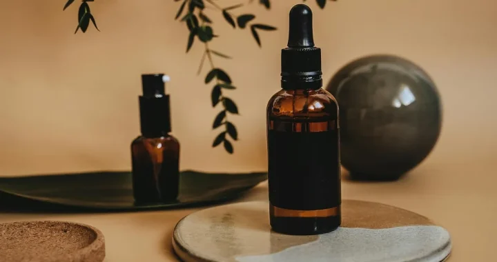 Frasco de sérum facial con cuentagotas, como los que se usan para la vitamina C