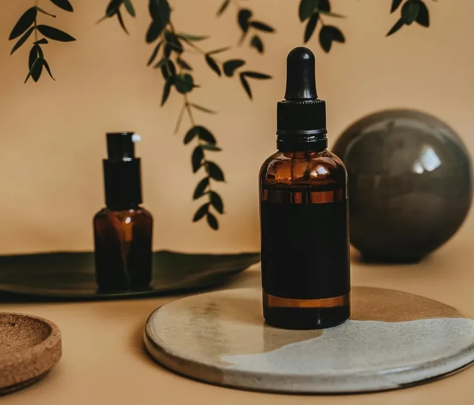 Frasco de sérum facial con cuentagotas, como los que se usan para la vitamina C