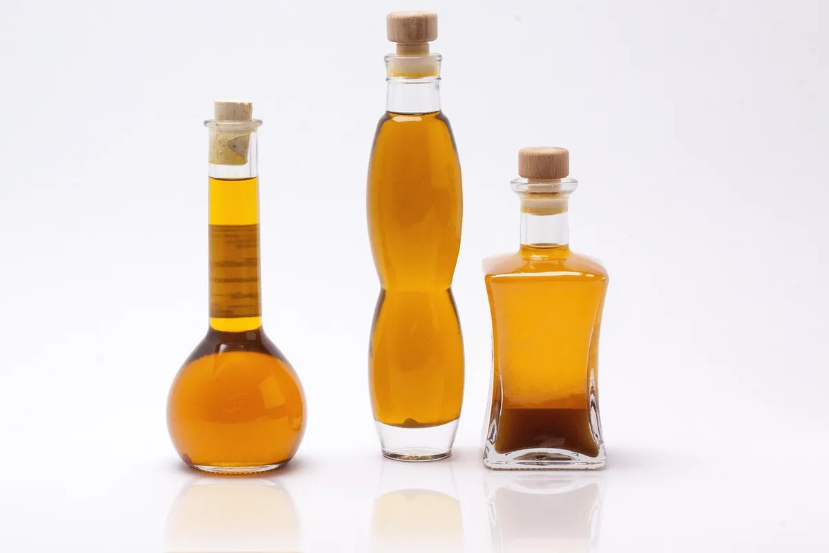 Sérum en frasco de cristal, útil para comprobar si la vitamina C ha cambiado de color al oxidarse
